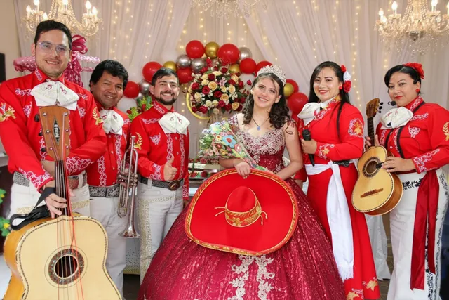 Mariachis profesionales en Bogotá tocando en vivo