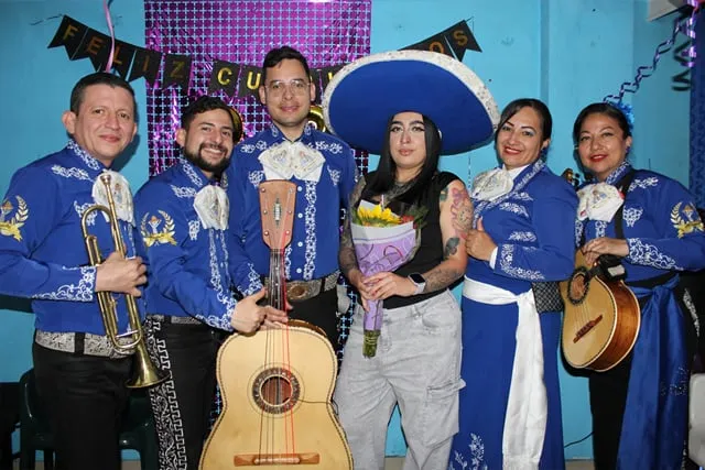 Mariachi con traje azul en cumpleaños sorpresa Bogotá