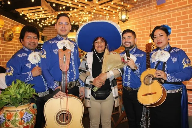 Mariachi con traje azul en cumpleaños en restaurante Bogotá