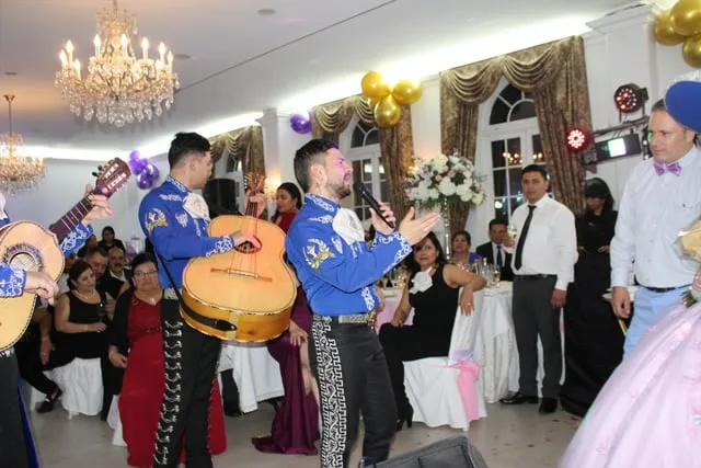 Mariachi con traje azul en quinceañera lujosa en salón de eventos Bogotá