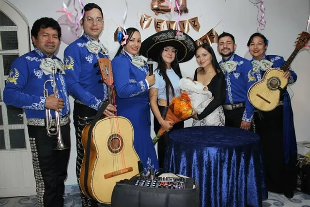 Mariachi con traje azul en cumpleaños número 21 Bogotá