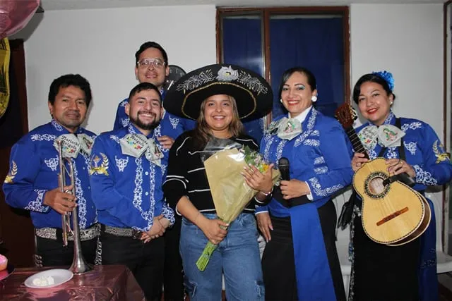 Mariachi con traje azul en cumpleaños familiar Bogotá