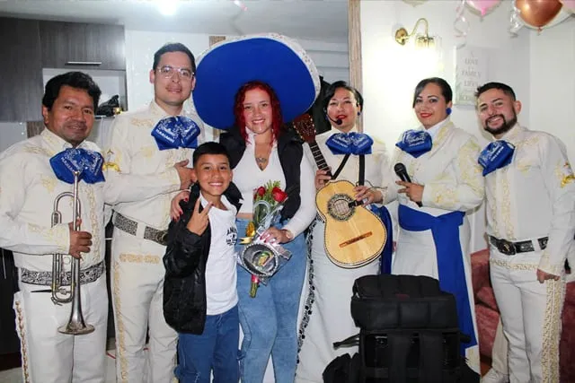 Mariachi con traje blanco en cumpleaños de mamá con hijo en departamento Bogotá
