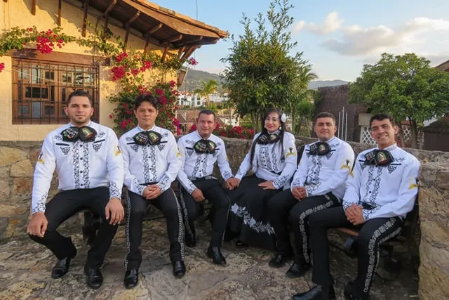 Mariachi con traje blanco y negro grupo completo en pueblo La Calera Bogotá