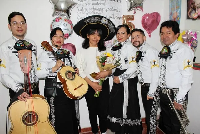 Mariachi con traje blanco y negro en cumpleaños de mamá Bogotá