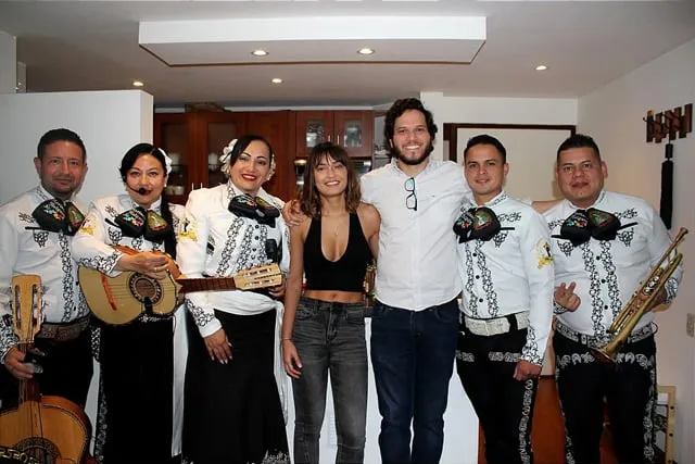 Mariachi con traje blanco y negro en serenata para pareja en departamento Bogotá