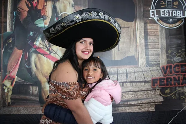 Mamá joven con su hija después de serenata de cumpleaños Bogotá