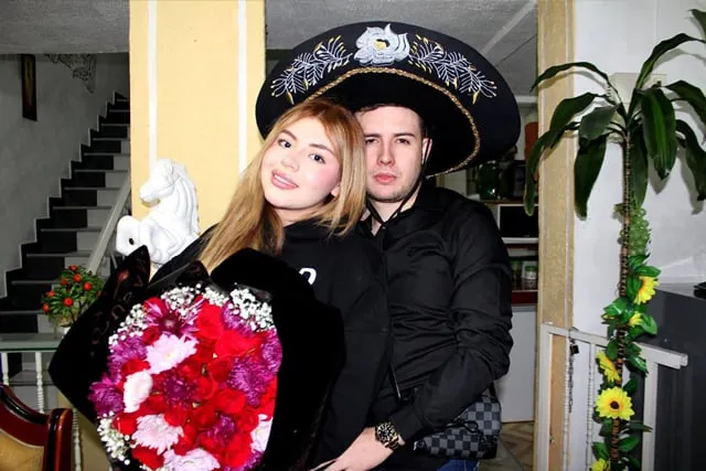 Pareja feliz después de serenata de reconciliación con rosas Bogotá