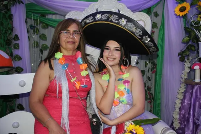 Quinceañera con su mamá sentada en silla de quinceañera Bogotá