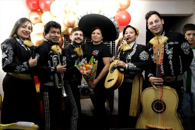 Mariachi con traje negro en cumpleaños en casa Bogotá