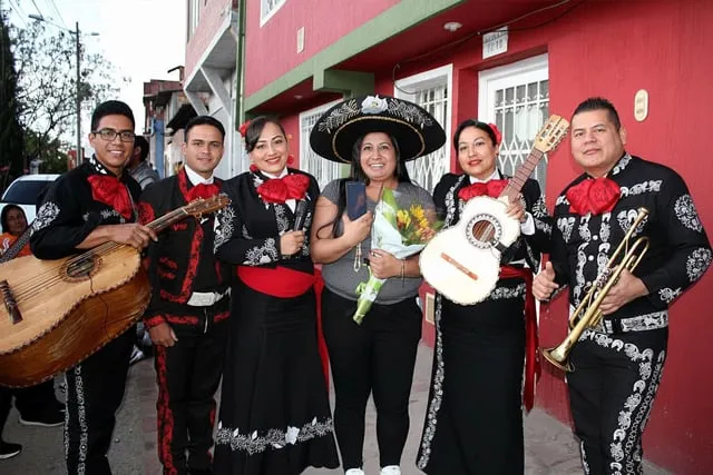 Mariachi con traje negro en serenata diurna para mamá Bogotá