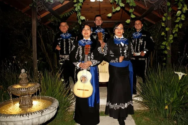 Mariachi con traje negro con dos voces femeninas Bogotá