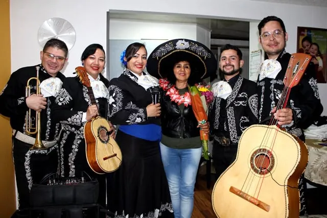 Mariachi con traje negro en celebración día de la madre Bogotá