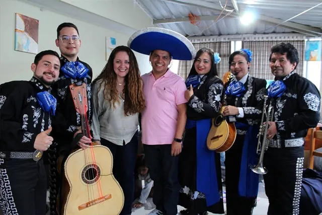 Mariachi con traje negro en sorpresa romántica para esposo Bogotá