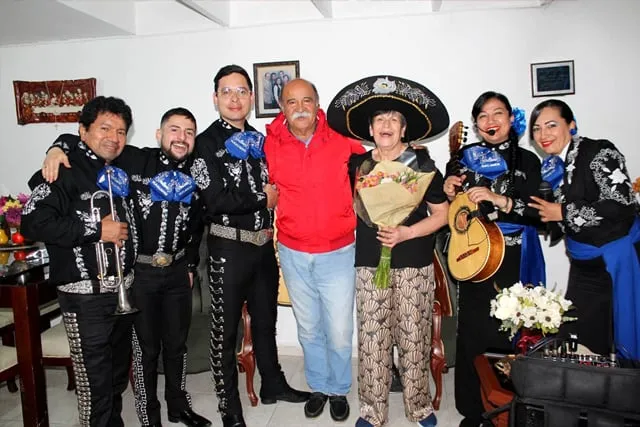 Mariachi con traje negro en aniversario de abuelitos Bogotá