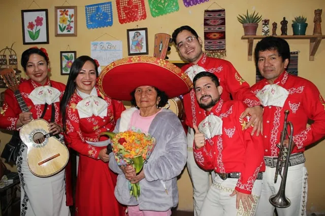 Mariachi con traje rojo en serenata para abuela día de la madre Bogotá