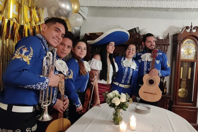Mariachi con traje azul en cumpleaños sorpresa Bogotá
