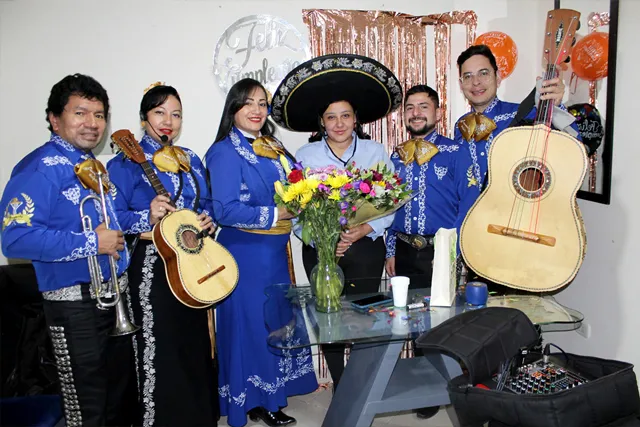 Mariachi con traje azul en cumpleaños íntimo a domicilio Bogotá