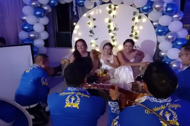 Mariachi con traje azul en homenaje día de la mujer Bogotá