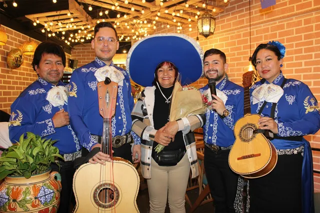 Mariachi con traje azul en cumpleaños en restaurante Bogotá