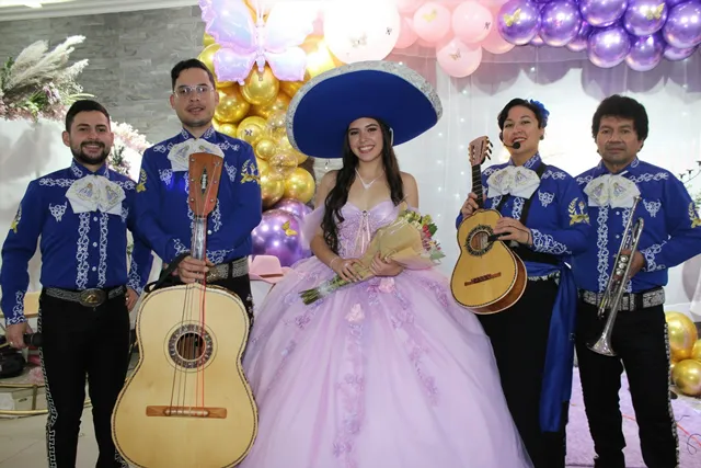 Mariachi con traje azul en fiesta de quinceañera en salón de eventos Bogotá