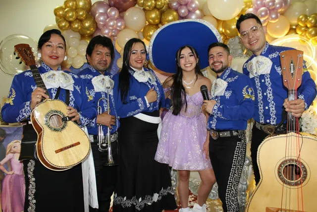 Mariachi con traje azul en quinceañera elegante Bogotá