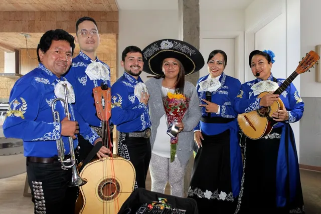 Mariachi con traje azul en serenata sorpresa en casa Bogotá