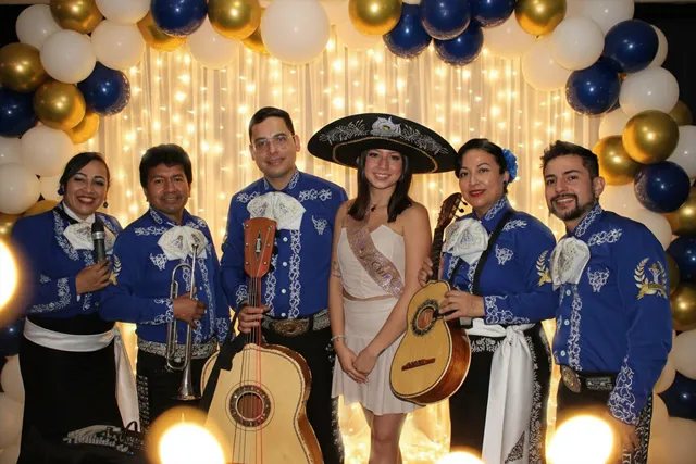 Mariachi con traje azul en cumpleaños nocturno Bogotá