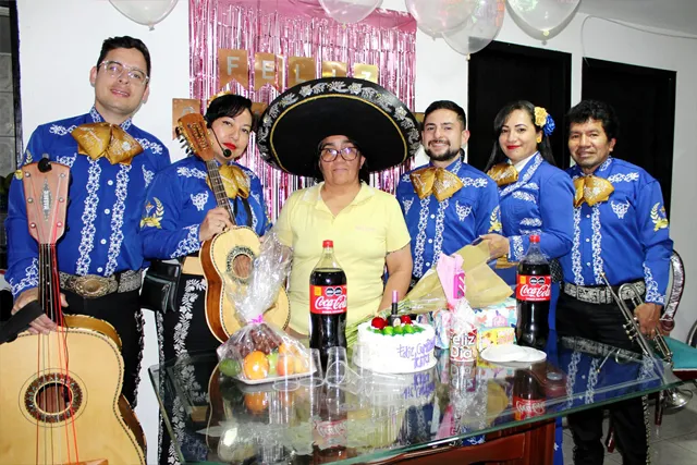 Mariachi con traje azul en cumpleaños de mamá con pastel Bogotá