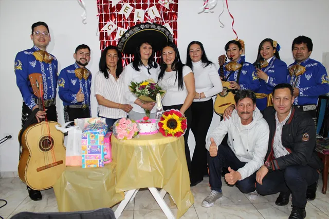 Mariachi con traje azul en cumpleaños familiar con pastel Bogotá