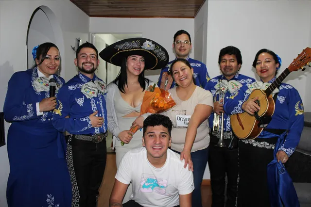 Mariachi con traje azul en serenata sorpresa de cumpleaños Bogotá