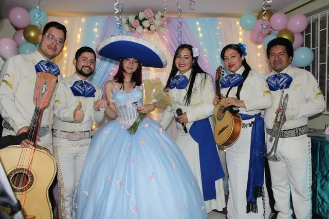 Mariachi con traje blanco en quinceañera en casa con decoración Bogotá