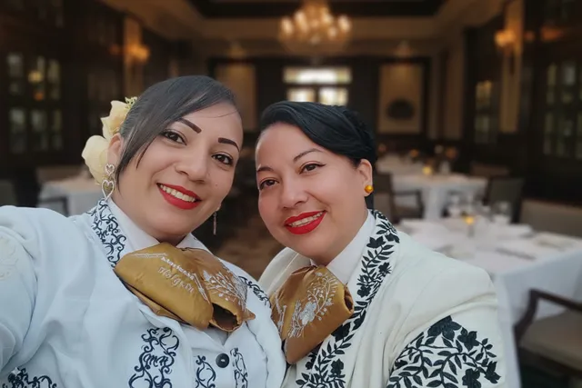 Mariachi con traje blanco voces femeninas en restaurante elegante Bogotá