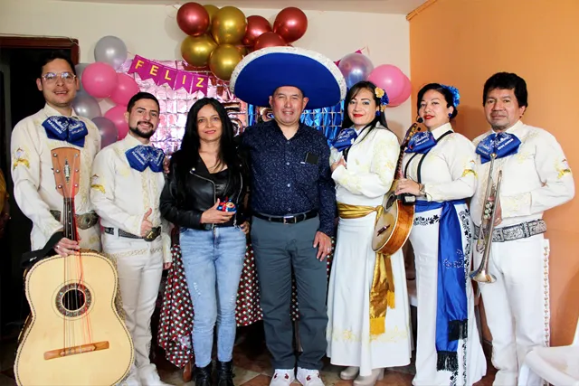 Mariachi con traje blanco en cumpleaños 55 años celebración familiar Bogotá
