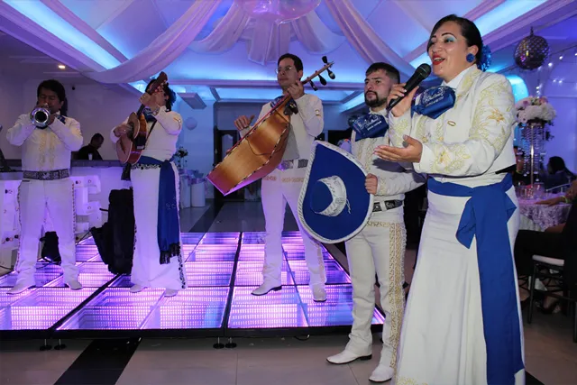 Mariachi con traje blanco en salón de recepciones elegante Bogotá