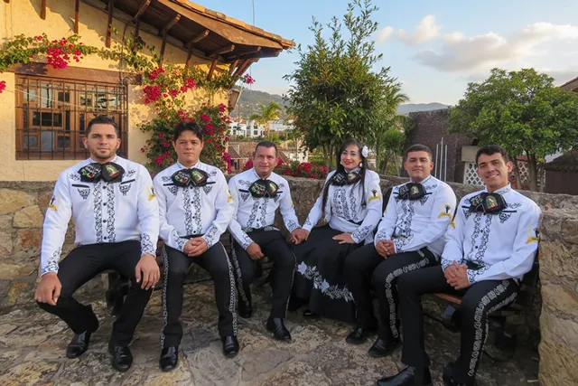 Mariachi con traje blanco y negro grupo completo en pueblo La Calera Bogotá