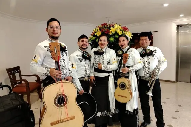 Mariachi con traje blanco y negro en hotel elegante Bogotá