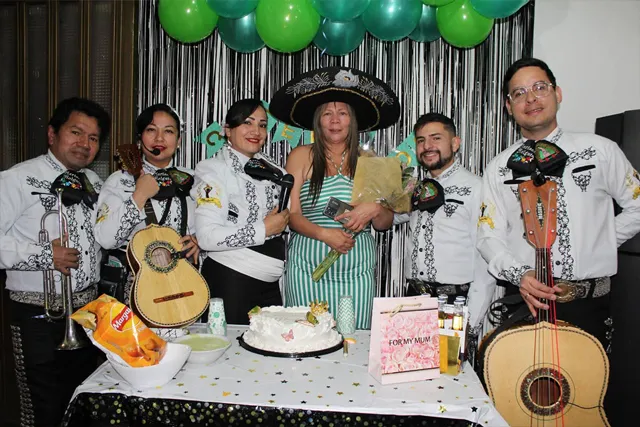 Mariachi con traje blanco y negro en cumpleaños de mamá Bogotá