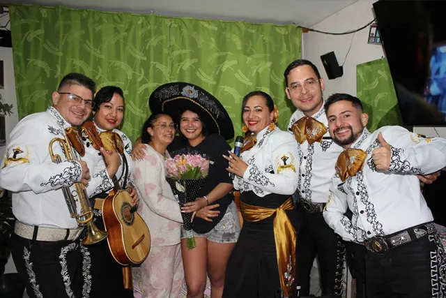 Mariachi con traje blanco y negro en sorpresa de madrugada en casa Bogotá