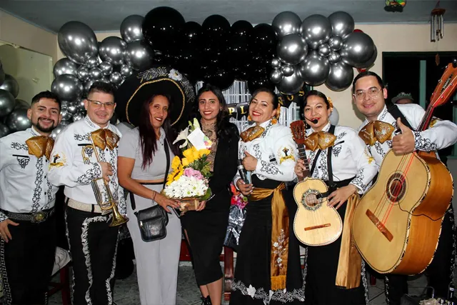 Mariachi con traje blanco y negro en cumpleaños de mamá con hija Bogotá