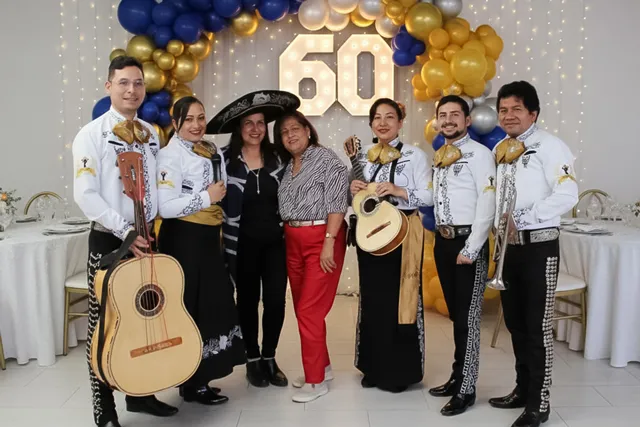 Mariachi con traje blanco y negro en cumpleaños 60 años mamá con hija Bogotá