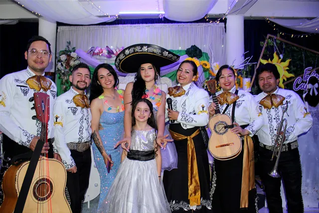 Mariachi con traje blanco y negro en quinceañera con mamá y hermana Bogotá