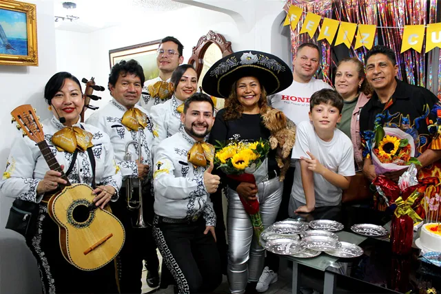 Mariachi con traje blanco y negro en cumpleaños de mamá con familia y mascota Bogotá