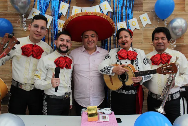 Mariachi con traje blanco y negro en cumpleaños de papá en casa Bogotá
