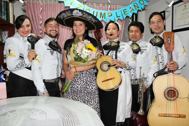Mariachi con traje blanco y negro en sorpresa para joven en departamento Bogotá