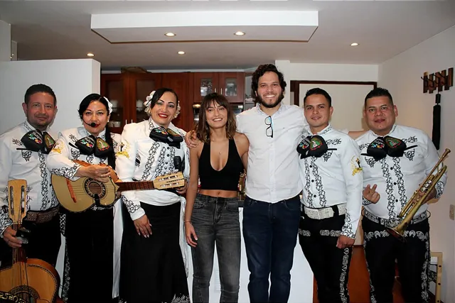 Mariachi con traje blanco y negro en serenata para pareja en departamento Bogotá