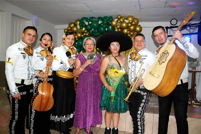 Mariachi con traje blanco y negro en quinceañera con abuela en salón de eventos Bogotá
