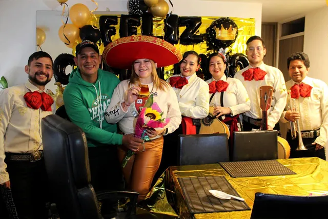 Mariachi con traje blanco y negro en serenata sorpresa para señora en departamento Bogotá