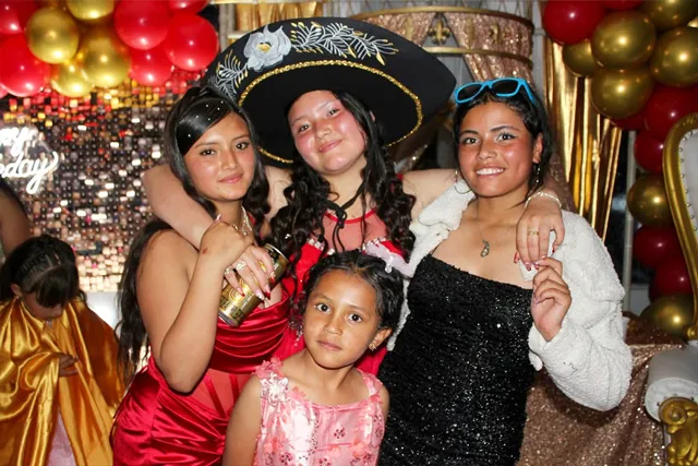 Quinceañera con hermanas y prima en celebración de XV años Bogotá