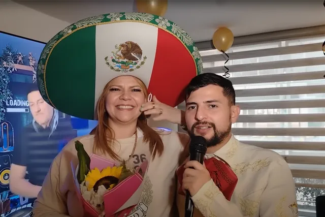 Cliente feliz con sombrero mexicano cantando con mariachi Bogotá